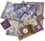 Lote de varios expositores, carteras y monedas de diversos países. A examinar. S/C.