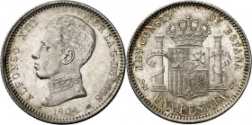 1904*1904. Alfonso XIII. SMV. 1 peseta. (AC. 69). El cero de la estrella partido. Bella. Brillo original. 4,93 g. EBC+.
