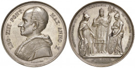 Roma. Leone XIII (1878-1903). Medaglia anno X (1887) AG gr. 35,43 diam. 44 mm. Opus Francesco Bianchi. Per la risoluzione delle controversie sulle Iso...