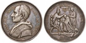 Roma. Leone XIII (1878-1903). Medaglia anno XVI (1893) AG gr. 36,94 diam. 44 mm. Opus Francesco Bianchi. Per il 50° anniversario della consacrazione e...