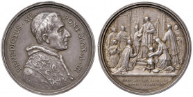 Roma. Benedetto XV (1914-1922). Medaglia anno III (1917) AG gr. 38,62 diam. 44 mm. Opus Francesco Bianchi. Per la promulgazione del Codice di diritto ...