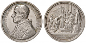 Roma. Benedetto XV (1914-1922). Medaglia anno IV (1918) AG gr. 37,47 diam. 44 mm. Opus Francesco Bianchi. Per la fondazione del Pontificio Istituto pe...