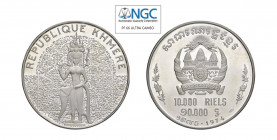 CAMBOGIA Repubblica 10000 Riels 1974 Ag. KM#63. (Tiratura 800 esemplari ). Celestial Dancer. Raro. Proof. NGC PF66 ULTRA CAMEO. (Stima €300-500).
NGC...