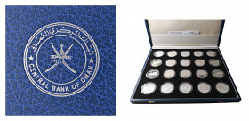 OMAN Quaboos bin Said 1995 Box da 20 pezzi da 1 Ryal Ag. Gr, 28,28 cad.. Serie dei castelli. Molto rare. Proof. (Stima €4000-5000).
PROOF