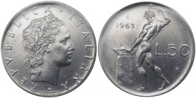 Monetazione in lire - 50 lire 1963 - D/ REPVBBLICA ITALIANA, testa coronata -.R/ Vulcano all'incudine - Mont. 28 - AC - non comune (NC) - Perizia Gaud...