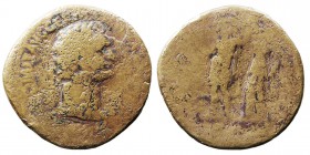 IMPERIO ROMANO
DOMICIANO
Sestercio. AE. R/(S.C.) Domiciano estante a la izq., coronado por la Victoria. 21,15 g. RIC.(363). RC