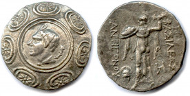 Greek
ROYAUME DE MACÉDOINE - ANTIGONE GONATAS 
277-323
Bouclier macédonien orné d’une tête de Pan, cornu, portant 
l’égide et le lagobolon sur l’é...