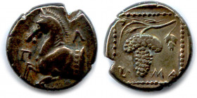 Greek
THRACE - MARONÉE 400-385
Protomé de cheval. A- de part et d’autre. R/. Grappe de raisin 
avec sarment et feuilles. Dans le champ, rhyton et M...