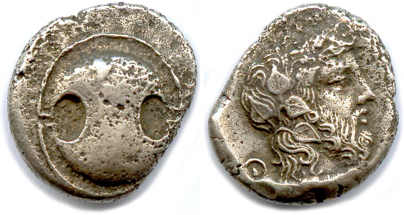 Greek
BÉOTIE - THÈBES 426-395
Bouclier béotien. 
R/. Tête de Dionysos barbue ...