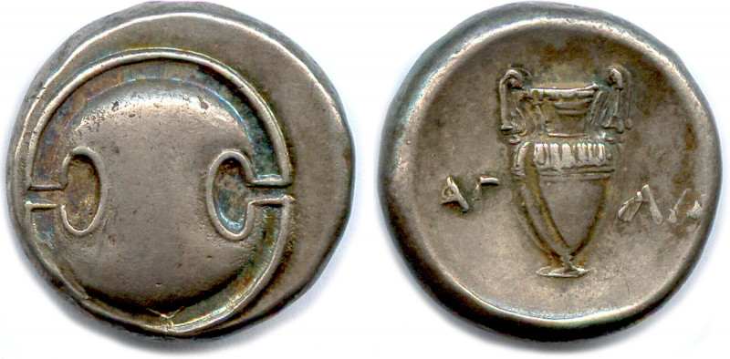 Greek
BÉOTIE - THÈBES 363-338
Bouclier béotien. R/. Amphore. AA, nom du magist...