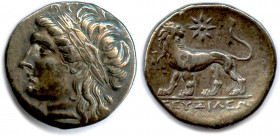 Greek
IONIE - MILET 350-334
Tête laurée d’Apollon, les cheveux retombant dans le cou. 
R/. Lion debout détournant la tête vers une étoile. 
Devant...