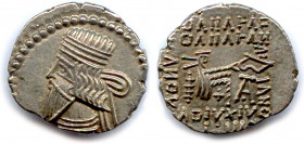 PARTHE
ROYAUME DES PARTHES - VOLOGASE III  111-146
Sa tête à gauche, les cheveux retenus par un bandeau noué. Grènetis.
R/. Archer assis à droite s...
