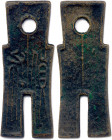 Chine
CHINE - Dynastie SIN - WANG MANF 14-23 après J.-C.
Bêche Huobu 
(12,11 g) 54 x 20,5 mm 
Patine marron. Beau.