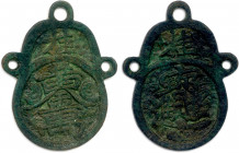 Chine
CHINE XIXe siècle
Amulette en forme de marmite 
(24,09 g) 58,9 x 45,9 mm
Patine vert foncé. 
Cf François Thierry « Les écritures cachées da...