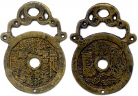 Chine
CHINE XIXe siècle
Amulette contre les démons 
(Monstre armé, roue, serpent). 
Trou rond et bélière ajourée
(24,85 g) 61,5 x 44,5 mm 
CAC n...