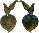 Chine
CHINE XIXe siècle
Amulette de longévité en forme de pêche. 
(6,88 g) 
CAC n° 234
Trace d’oxydation. Beau.