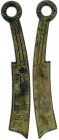 Chine
CHINE XIXe siècle
Fausse Grande monnaie-couteau uniface du royaume de QI empereur Chien Mo 
(67,09 g) 175 x 26,5 x 3 mm
Patine vert olive. T...