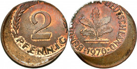 Germany
Germany. 2 pfennigs 1970 shifted stamp - DESTRUKT 

Mocno przesunięty stempel. Efektowny destrukt.KM 106 var.

Details: 2,91 g Fe/Cu 
Co...