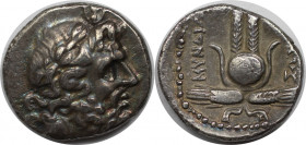 Griechische Münzen, CARIA. AR Drachme 2. Jh. v. Chr., von Myndos (3.35 g. 17 mm). Vs.: Kopf des Zeus r. mit Lorbeerkranz. Rs.: Isiskrone auf zwei Ähre...