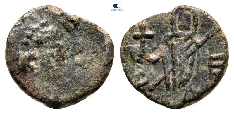 Leo I with Verina AD 457-474. Constantinople
Nummus Æ

11 mm, 0,79 g



v...