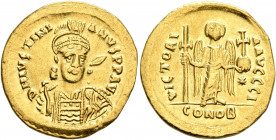 Justinian I, 527-565. Solidus (Gold, 21 mm, 4.41 g, 5 h), Constantinopolis, 527-538. D N IVSTINIANVS P P AVG Helmeted, diademed and cuirassed bust of ...
