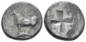 Thrace, Byzantium Drachm circa 340-310, AR 15.00 mm., 5.17 g.
Cow standing l.; below, dolphin and above ΠY. Rev. Quadripartite incuse square. Dewing ...