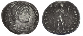 IMPERIO ROMANO. VALENTINIANO I. Silicua. Lugdunum (364-367). R/ El emperador en traje militar con victoria y lábaro con gancho en el mástil; RESTITVTO...