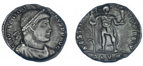 IMPERIO ROMANO. VALENTINIANO I. Silicua. Lugdunum (364-367). R/ El emperador en traje militar con victoria y lábaro con gancho en el mástil; RESTITVTO...