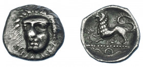 GRECIA ANTIGUA. CAMPANIA. Phistelia. Óbolo (325-275 a.C.). A/ Cabeza femenina de frente a izq. R/ León a izq., debajo serpiente. AR 0,56 g. 10,74 mm. ...