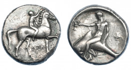 GRECIA ANTIGUA. CALABRIA. Tarento. Didracma (334-300 a. C.). A/ Jinete desnudo coronando su caballo a der., entre las patas AGH, debajo (TARAS) fuera ...