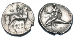GRECIA ANTIGUA. CALABRIA. Tarento. Didracma (302-280 a. C.). A/ Jinete desnudo coronando su caballo a der., detrás SA, entre las patas AGH/QWN. R/ Tar...