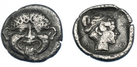 GRECIA ANTIGUA. MACEDONIA. Neapolis. Hemidracma (424-350 a.C.). A/ Cabeza de Gorgona con lengua fuera. R/ Cabeza de ninfa a der.; N-E-O-Π. AR 1,80 g. ...