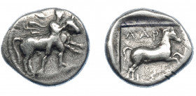 GRECIA ANTIGUA. TESALIA. Larissa. Dracma (400-360 a.C.). A/ Figura masculina sujetando toro a der. R/ Cuadrado incuso con caballo saltando a der., enc...