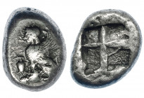 GRECIA ANTIGUA. JONIA. Chios. Didracma (480-460 a.C.). A/ Esfinge sentada a izq., delante ánfora. R/ Cuadrado incuso cuatripartito. AR 7,99 g. 17,5 mm...