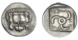 GRECIA ANTIGUA. LICIA. Mithrapata. Dióbolo (460-360 a.C.). A/ Cabeza frontal de león. R/ Trisqueles dentro de cuadrado incuso, alrededor ley. griega y...