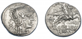 REPÚBLICA ROMANA. MARCIA. Denario. Roma (129 a. C.). R/ Jinete con lanza a der., detrás casco con cuernos de cabra. AR 3,93 g. 17,96 mm. CRAW-259.1. F...