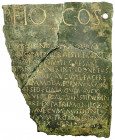 ARQUEOLOGÍA. ROMA. Imperio Romano. Fragmento de placa epigráfica de bronce correspondiente al epígrafe jurídico romano con inscripción en latín. El fr...