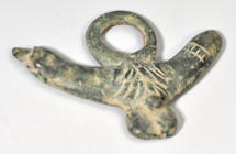 ARQUEOLOGÍA. ROMA. Imperio Romano. Amuleto fálico doble (ss. I-II d.C), con anilla en la parte central. Bronce. Longitud 8,0 cm.