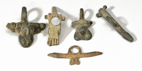ARQUEOLOGÍA. ROMA. Imperio Romano. Lote de cinco amuletos falicos (ss. I-II d.C.) . Bronce. Cuatro de ellos con anilla. Altura 4,5 a 5,5 cm.