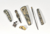 ARQUEOLOGÍA. ROMA. Imperio Romano. Lote de 7 utensilios (ss. II-IV d. C), cairelito, pequeño adorno dorado, alfiler de pelo, colgante de bronce, cono ...