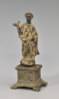 ARQUEOLOGÍA. ROMA. Imperio Romano. Figura femenina (s. II d.C), con mano derecha levantada, sobre pedestal. Bronce. Altura 7,5 cm.