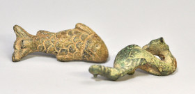 ARQUEOLOGÍA. ROMA. Imperio Romano. Lote de 2 figuras de animales (s. II d.C): un delfín con la cola doblada hacia arriba y un pez. Bronce. Altura 4,8 ...