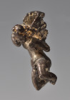 ARQUEOLOGÍA. ROMA. Imperio Romano. Figura de Eros (ss. I-II d.C). Plata. Longitud 2, 4 cm.