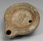 ARQUEOLOGÍA. ROMA. Imperio Romano. Lucerna (ss. I-III d.C.), con una arpía en la parte central. Terracota. Longitud 9,5 cm.