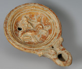 ARQUEOLOGÍA. ROMA. Imperio Romano. Lucerna (ss. II-III d.C.) Piquera circular, un agujero de llenado y disco central decorado con un amorcillo que tir...