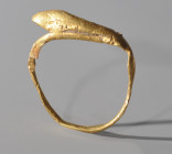 ARQUEOLOGÍA. ROMA. Imperio Romano. Anillo que representa a una cobra (ss. II-IV d.C.). Oro. Diámetro interno 18,82 mm.