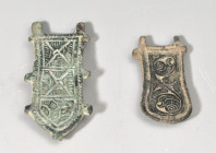 ARQUEOLOGÍA. VISIGODOS. Lote de 2 hebillas liriformes (ss. VI-VIII d. C.). Con decoración geométrica y zoomorfa. Bronce. Longitud 4,6-6,2 cm.