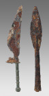 ARQUEOLOGÍA. EDAD MEDIA. Punta de lanza y cuchillo con mango decorado (ss. XII-XIV d.C.). Hierro. Longitud 22,7 y 34,5 cm.