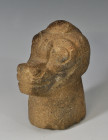 ARQUEOLOGÍA. PREHISPÁNICO. Cabeza de jaguar. Cultura Maya (550-950 d.C). Piedra. Longitud 13 cm.