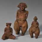 ARQUEOLOGÍA. PREHISPÁNICO. Lote de 3 figuras antropomorfas de la fertilidad. Cultura Olmeca (600-1000 d.C). Terracota. Longitudes 12,5, 9 y 6 cm